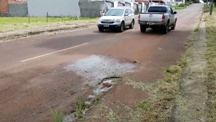 Água que verte 24h do meio do asfalto chama a atenção em Cascavel