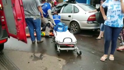 下载视频: Motociclista fica ferida em colisão com Pick-Up Corsa, na Avenida Gralha Azul, no Bairro Guarujá