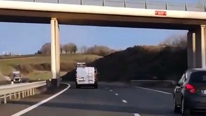 Une camionnette qui slalome sur l'autoroute A20 dans le Lot