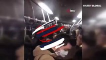 Metrobüste tekmeli yumruklu kavga kamerada! Kadın ve çocuklar arada kaldı