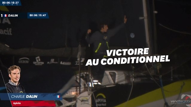Charlie Dalin passe le premier la ligne d'arrivée du Vendée Globe 2021