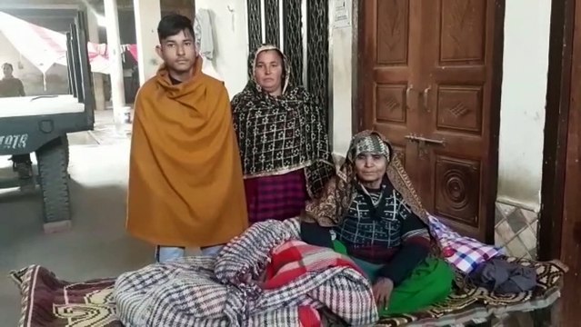शामली: खंद्रावली में पूर्व प्रधान के पोस्टरों पर फेंका गोबर महिला ने की पुलिस से शिकायत