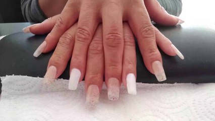 Trabajo de uñas acrílicas