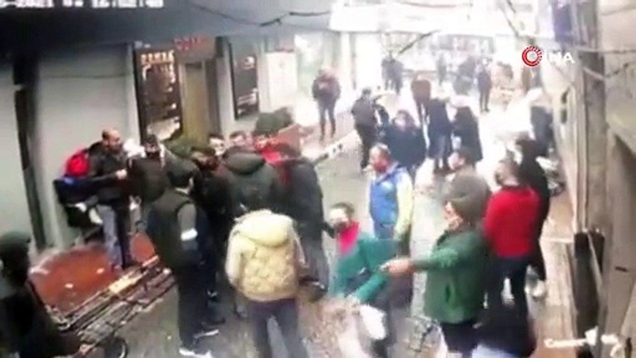 İstanbul'da hırsıza esnaf dayağı kamerada