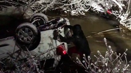 Karlı yolda kayan otomobil dereye uçtu