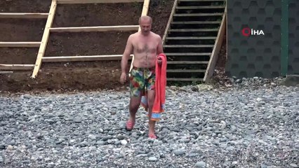 Yaş kış demeden her gün denize giriyor