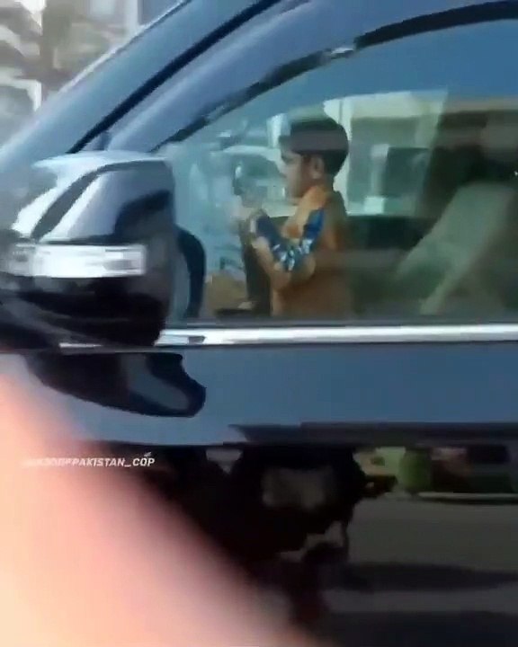 కారు నడిపిన 5 ఏళ్ల బాలుడు.. తల్లిదండ్రులపై చర్యలు