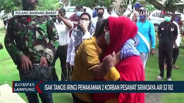Isak Tangis Iringi Pemakaman Dua Korban Kecelakaan Pesawat Sriwijaya Air SJ-182
