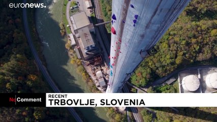 شاهد: عملية تسلق أعلى مدخنة في أوروبا لا تخلو من الخطر والصعاب