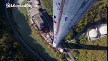 Dos mujeres escalan la chimenea más alta de Europa con 360 metros de altura