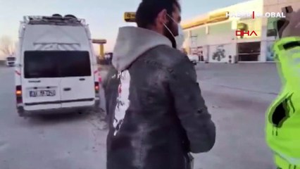 15 yolcu kapasiteli minibüse 33 kişi sığdırmak için koltukları sökmüşler