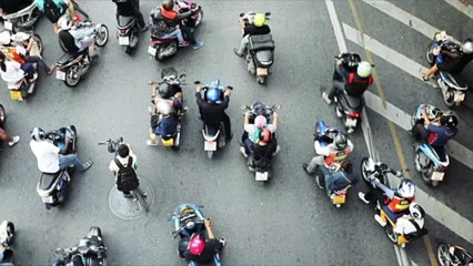 Les deux-roues bientôt interdits de circuler entre deux files de voitures
