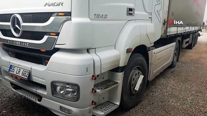 Yolun karşısına geçmeye çalışırken tırın altında can verdi