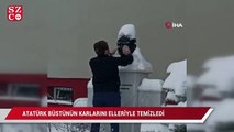 Atatürk büstünün karlarını elleriyle temizledi