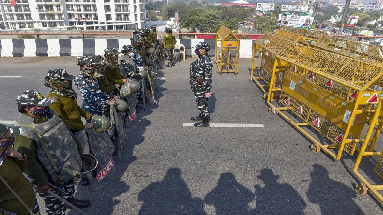 Paramilitary forces and PAC deployed at Gazipur border