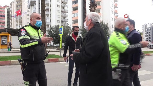 Polisin yayalarla sınavı...Polis, cezaya itiraz eden yaya ve sürücülere kuralları sil baştan anlattı