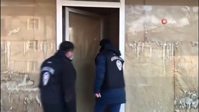 Binlerce kitap ele geçirildi: Polis baskın yaptı, korsan satıcı kıskıvrak yakalandı