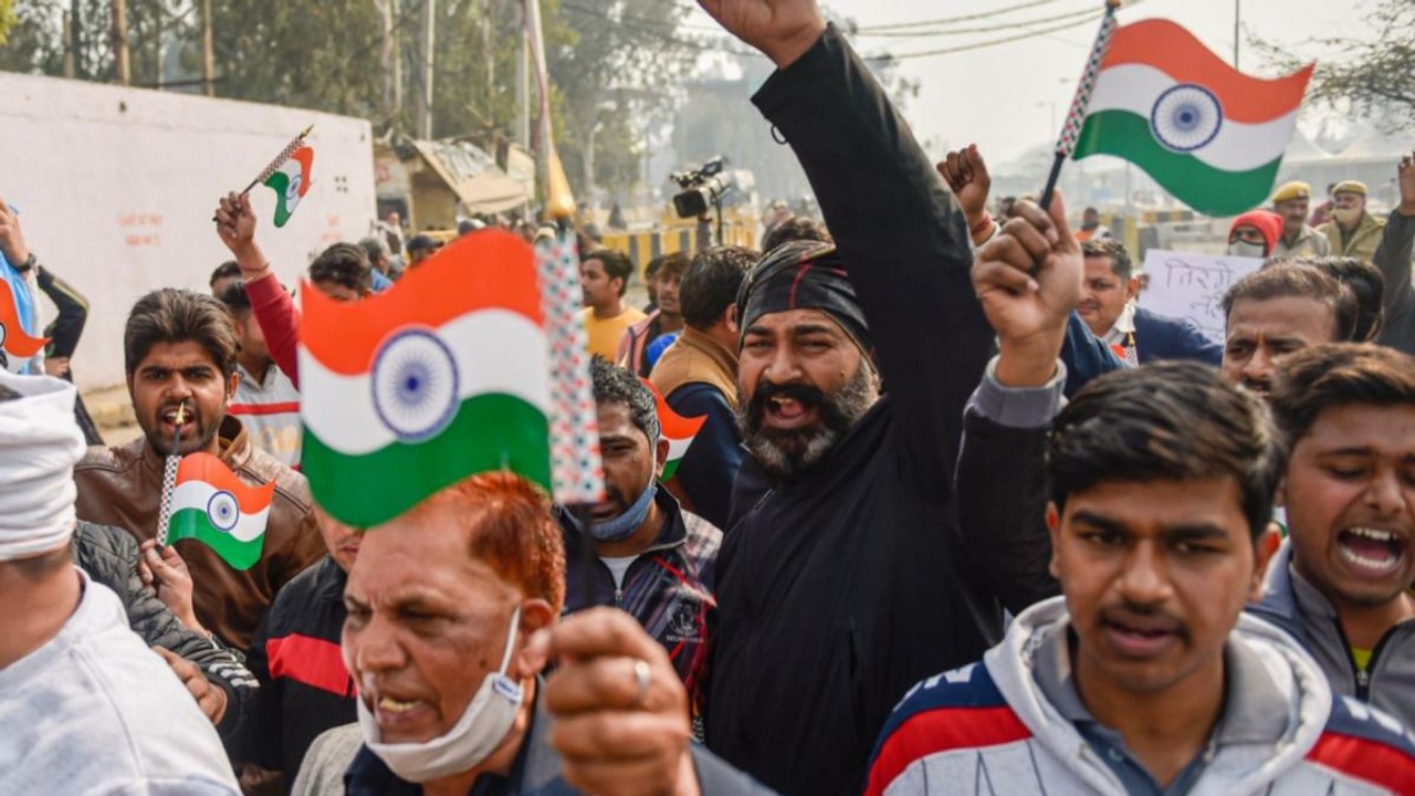 Singhu Border: Locals and farmers face-off, Tensions grows