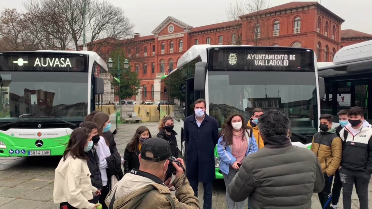 Presentación de los nuevos autobuses de Auvasa ante la iglesia de San Pablo