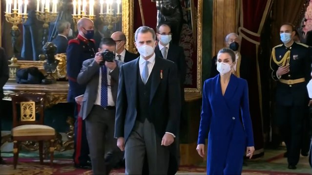 La Reina Letizia recupera su vestido azul klein estilo esmoquin