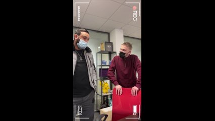 Cyril Hanouna en mode tricheur et coiffeur, la chicha faciale... le best of des réunions de TPMP !