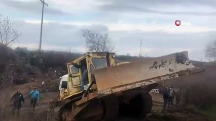 Dereye düşüp sürüklenen aracın sürücüsü aranıyor