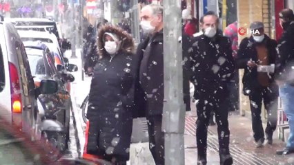 İnegöl'de kar yağışı etkili oluyor