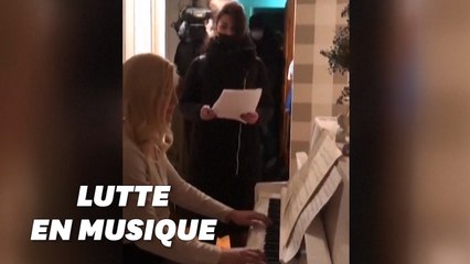 La médecin de Navalny accueille les policiers venus l'arrêter en jouant du Beethoven