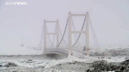 Beeindruckendes, eisiges Naturspektakel in Island: Eisschollen drohen Brücke zu beschädigen