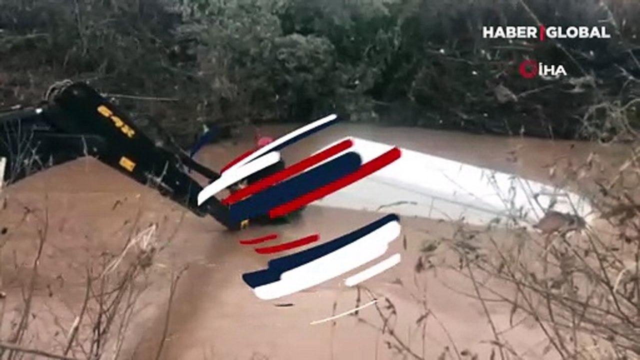 Manisa'da korkunç kaza! Minibüs çaya düştü, sürücü kayıp