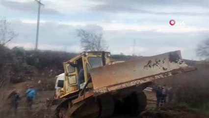 Dereye düşüp sürüklenen aracın sürücüsü aranıyor