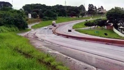 Motorista perde o controle e Saveiro vai parar fora da pista na BR-467