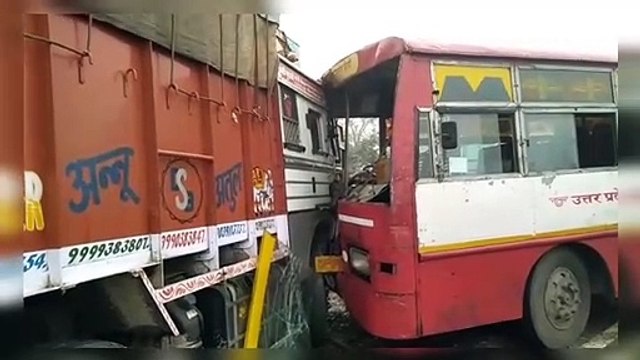 घने कोहरे के चलते आगरा-अलीगढ़ NH-93 पर रोडवेज बस और ट्रक की जोरदार भिड़ंत,बस चालक सहित 2 यात्री घायल