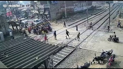 Ce motard a eu très chaud au passage à niveau