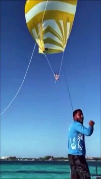 Elle se rappellera longtemps de son petit tour en parachute ascensionnel... plouf