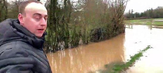 Le 1er adjoint, Henri Nédoncelle et un élu de Lugy constatent les dégâts des inondations dans le Montreuillois