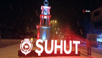 Akşam saatlerinde başlayan kar yağışı vatandaşları sevindirdi