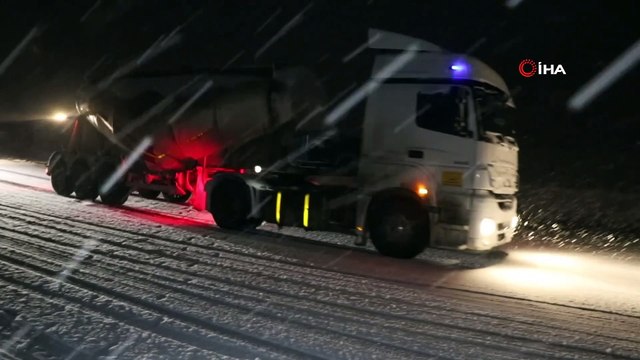 Erzincan'da ulaşıma kar ve tipi engeli