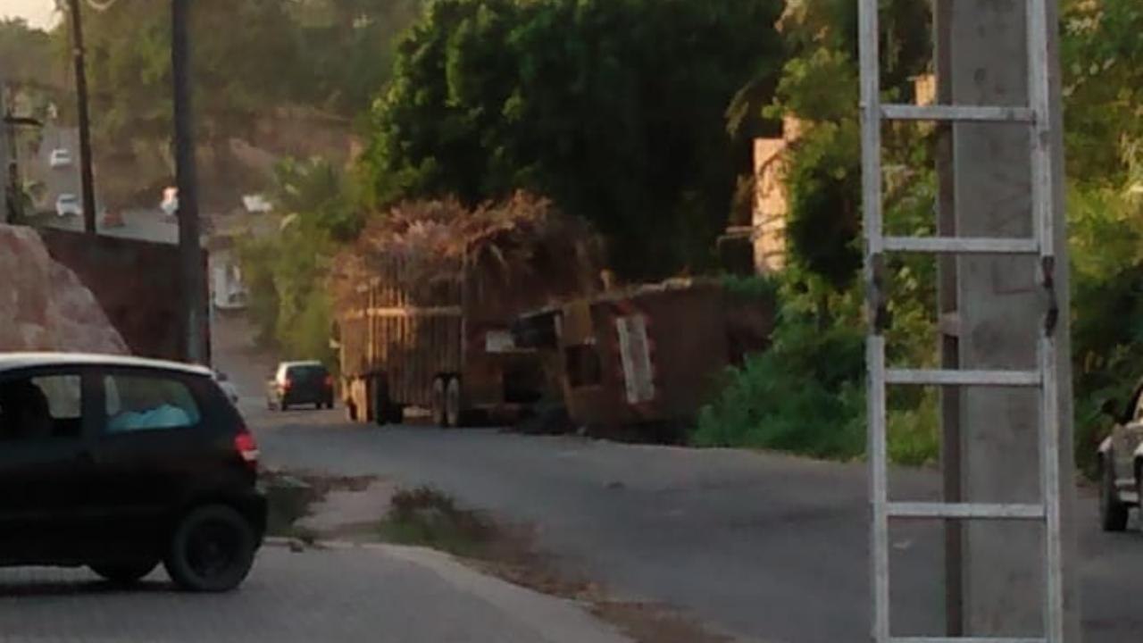 CAMINHÃO CAPOTA NA PE 75 EM ITAMBÉ