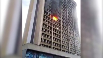 Venezuela: Enorme incendio consume edifico del Ministerio de Educación