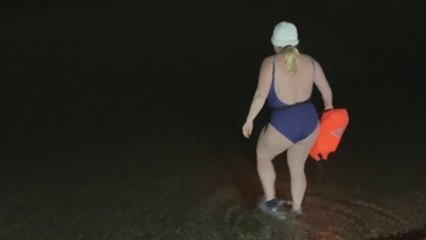 Baño solidario "bajo cero" en Viena para ayudar a las personas sin hogar