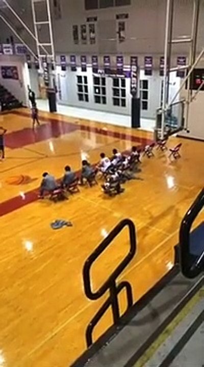 Un dunk décroche un panier de basket