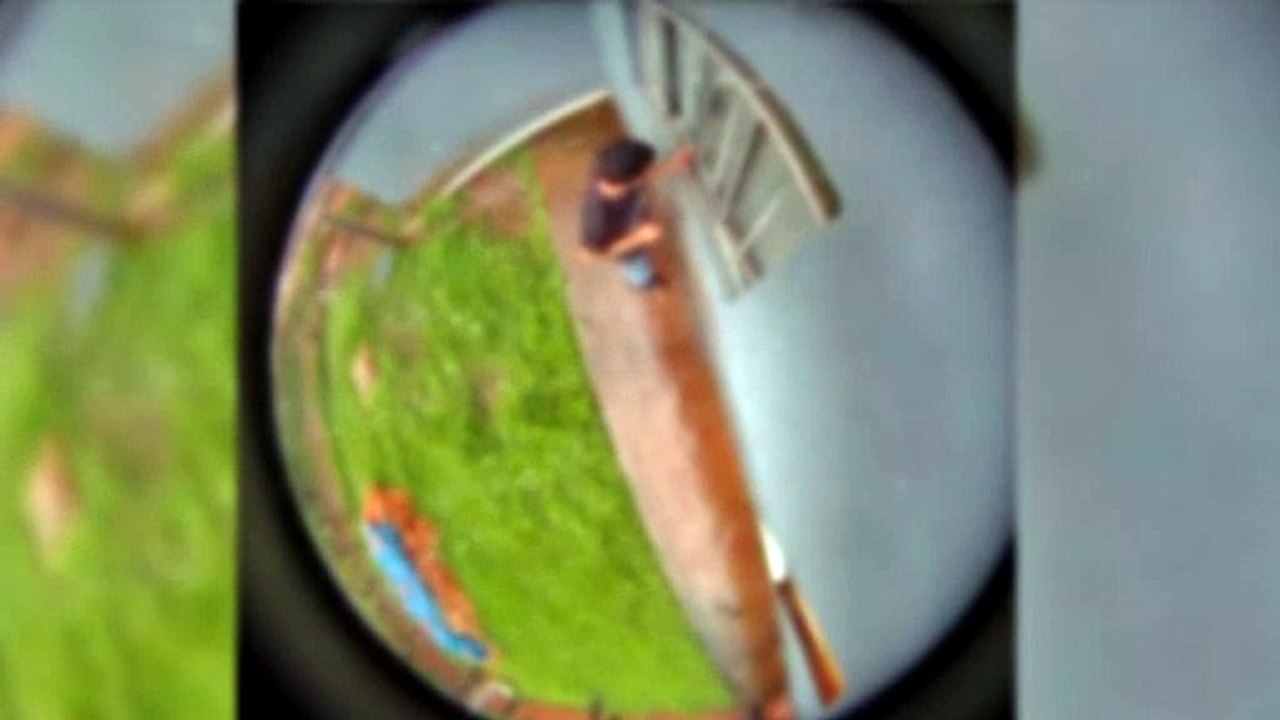 Homem utiliza facão para arrombar janela de imóvel no Bairro Cascavel Velho; câmera registrou a ação