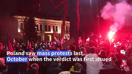 Hundreds protest against abortion ban in Poland