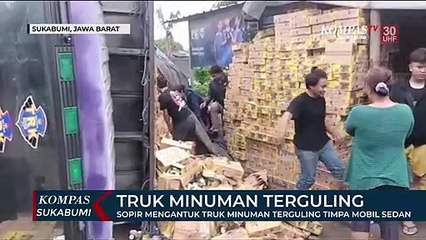 Скачать видео: Sopir Mengantuk Truk Minuman Terguling Timpa Mobil Sedan