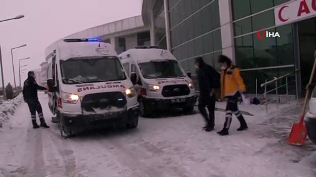 Erzincan’da karda kayan yolcu otobüsü devrildi: 4 yaralı