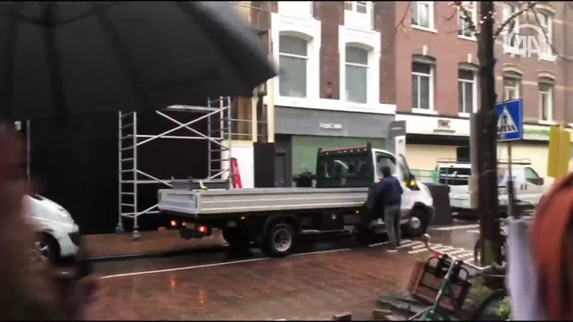 Amsterdam'da mağazalar yağmalamaya karşı tahta plaka ve beton bloklarla önlem alıyor