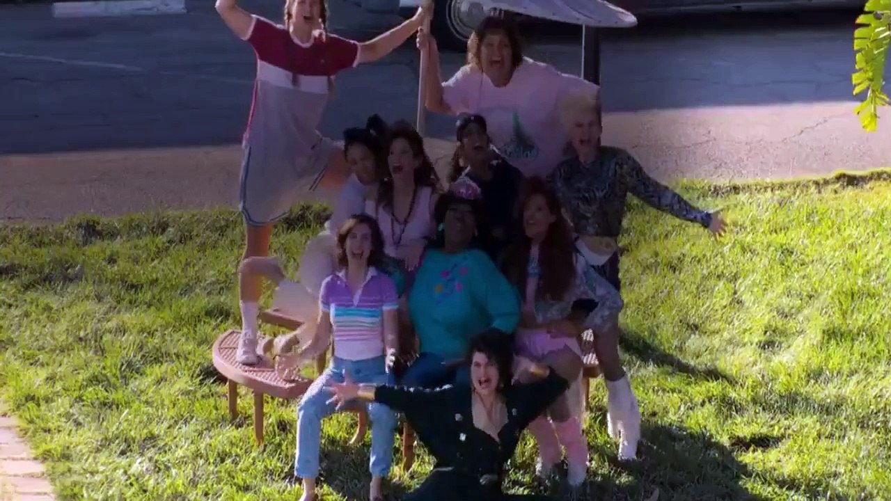 GLOW S 02 E 01