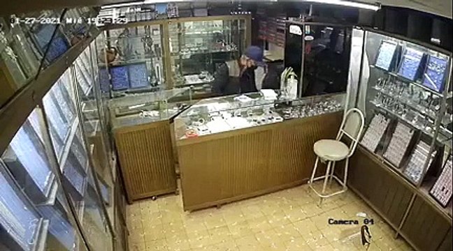 Graban a dos ladrones vaciando una joyería en seis minutos