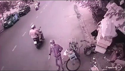 Nhóm người lao ra đường nhặt tiền rơi, chiếc xe thứ 3 dừng lại khiến tất cả bức xúc